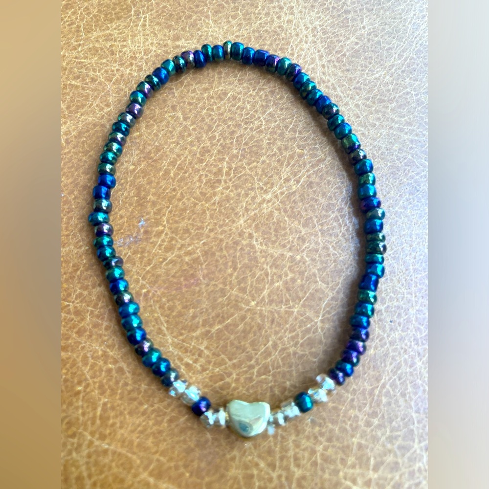 E preppy bracelet.Carnival blue luminescent 
Blue and gold tone heart.Stretches.